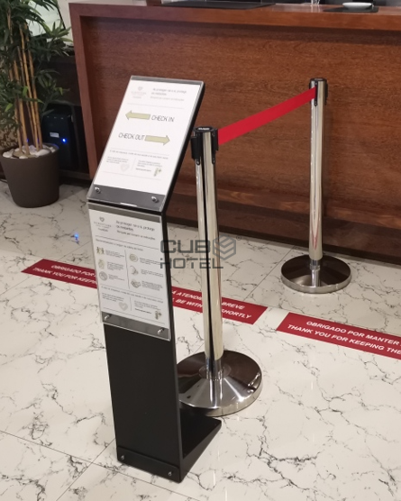 Poste Separador Acero Inox Cinta Roja Extensible